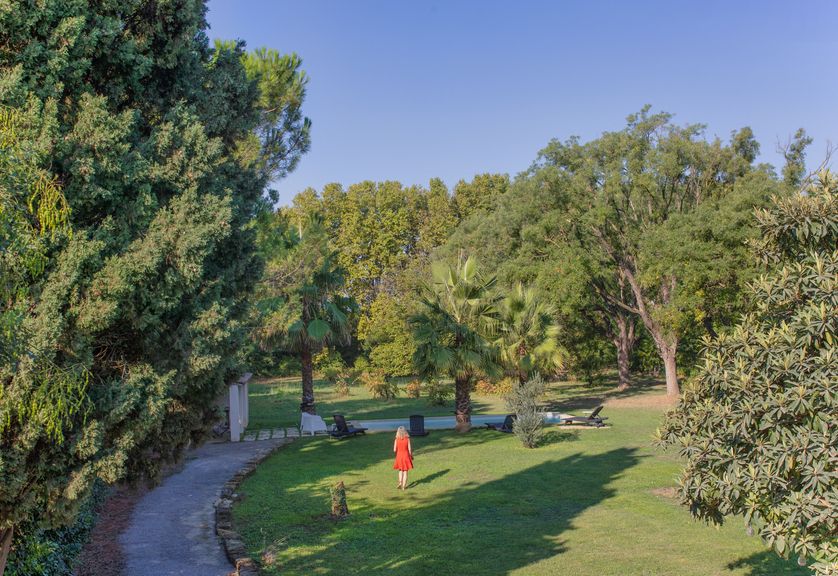 Vue du balcon sur la piscine et le jardin
