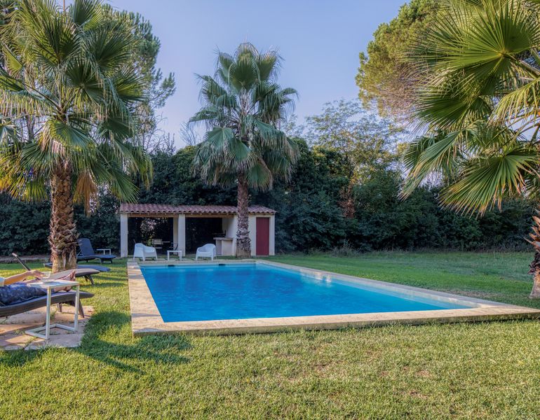 Détente au bord de la piscine