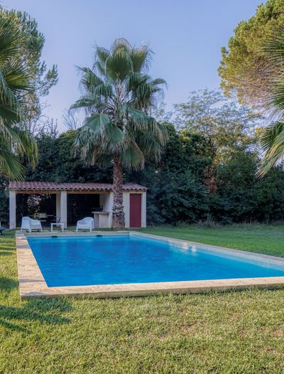 Détente au bord de la piscine