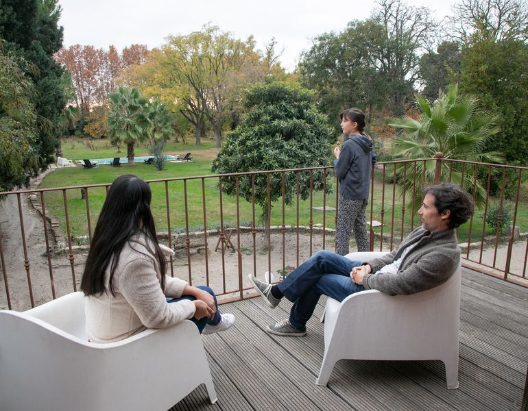 Le balcon avec vue sur la piscine