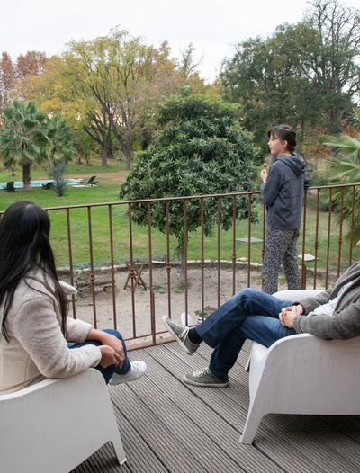 Le balcon avec vue sur la piscine