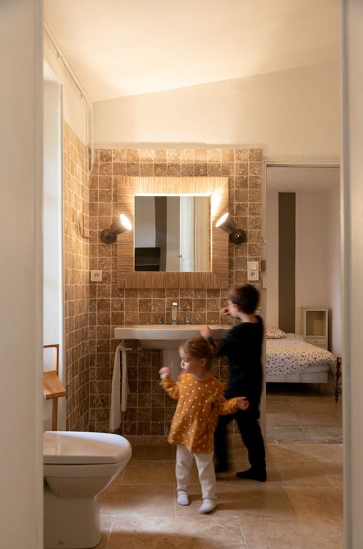 Salle de douche + wc communicant