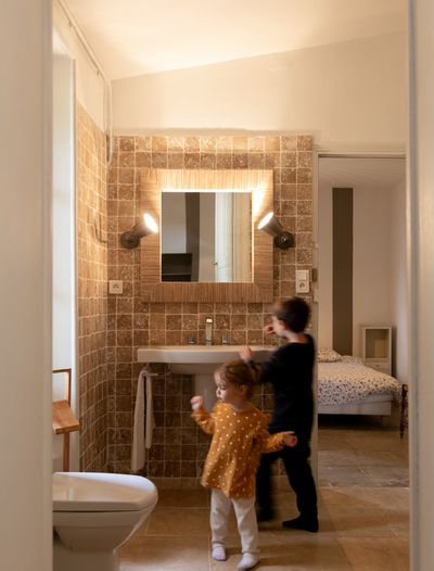 Salle de douche + wc communicant