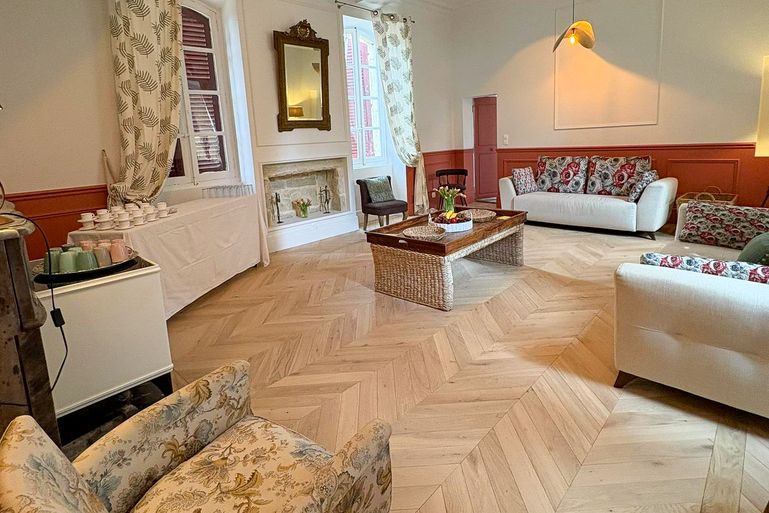 Parquet et chéminée dans le salon